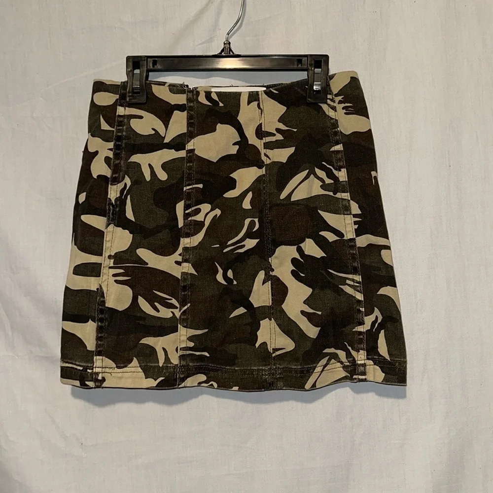 Newbury Kustom camouflage mini skirt size medium